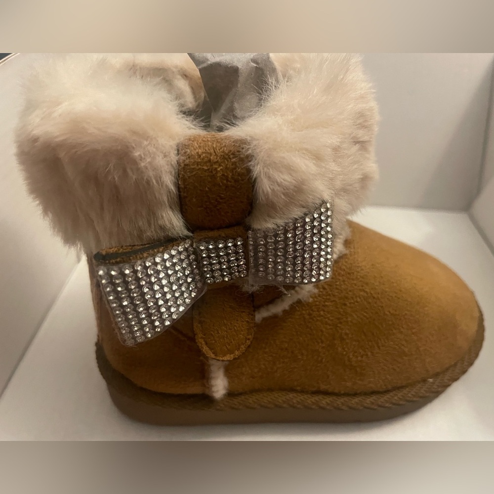 Girls Size 5.
New in box.
Never used.